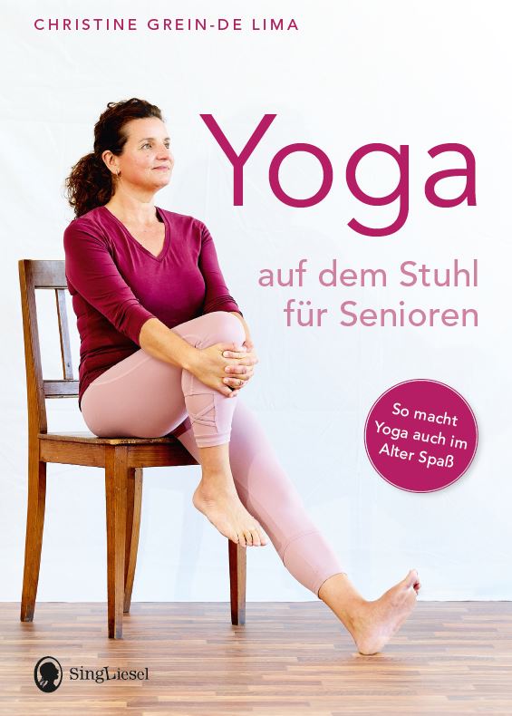 Yoga auf dem Stuhl für Senioren. So macht Yoga auch im Alter Spaß. Für eine bessere Beweglichkeit